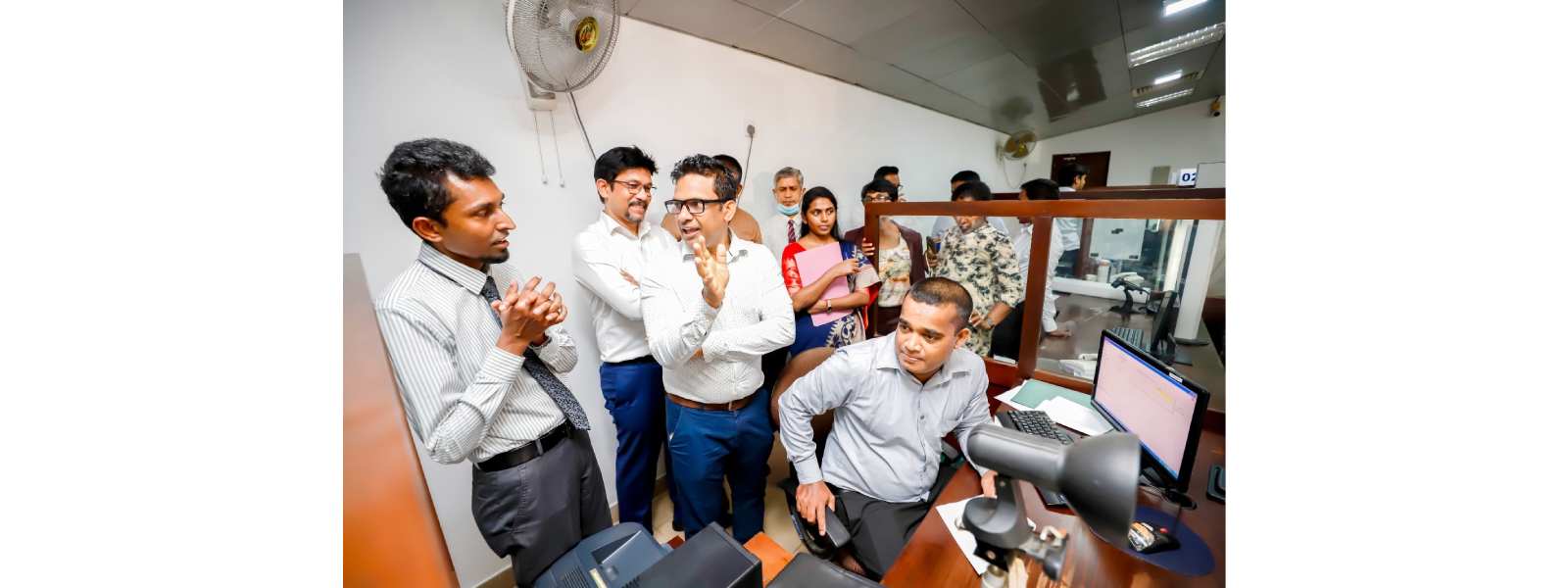 මෝටර් රථ දෙපාර්තමේන්තුවේ වේරහැර ශාඛාවට ගිය පිරිස..